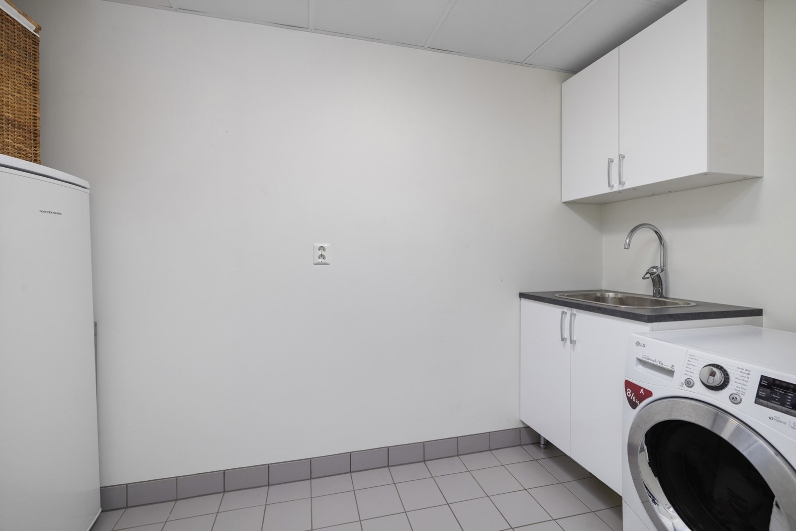 Vaskerommet innehar innredning med skyllekum, samt opplegg for vaskemaskin og tørketrommel. Galleribilde