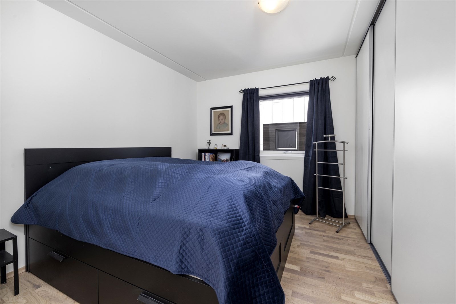 Hovedsoverommet har skyvedørsgarderobe med god plass til oppbevaring. Galleribilde