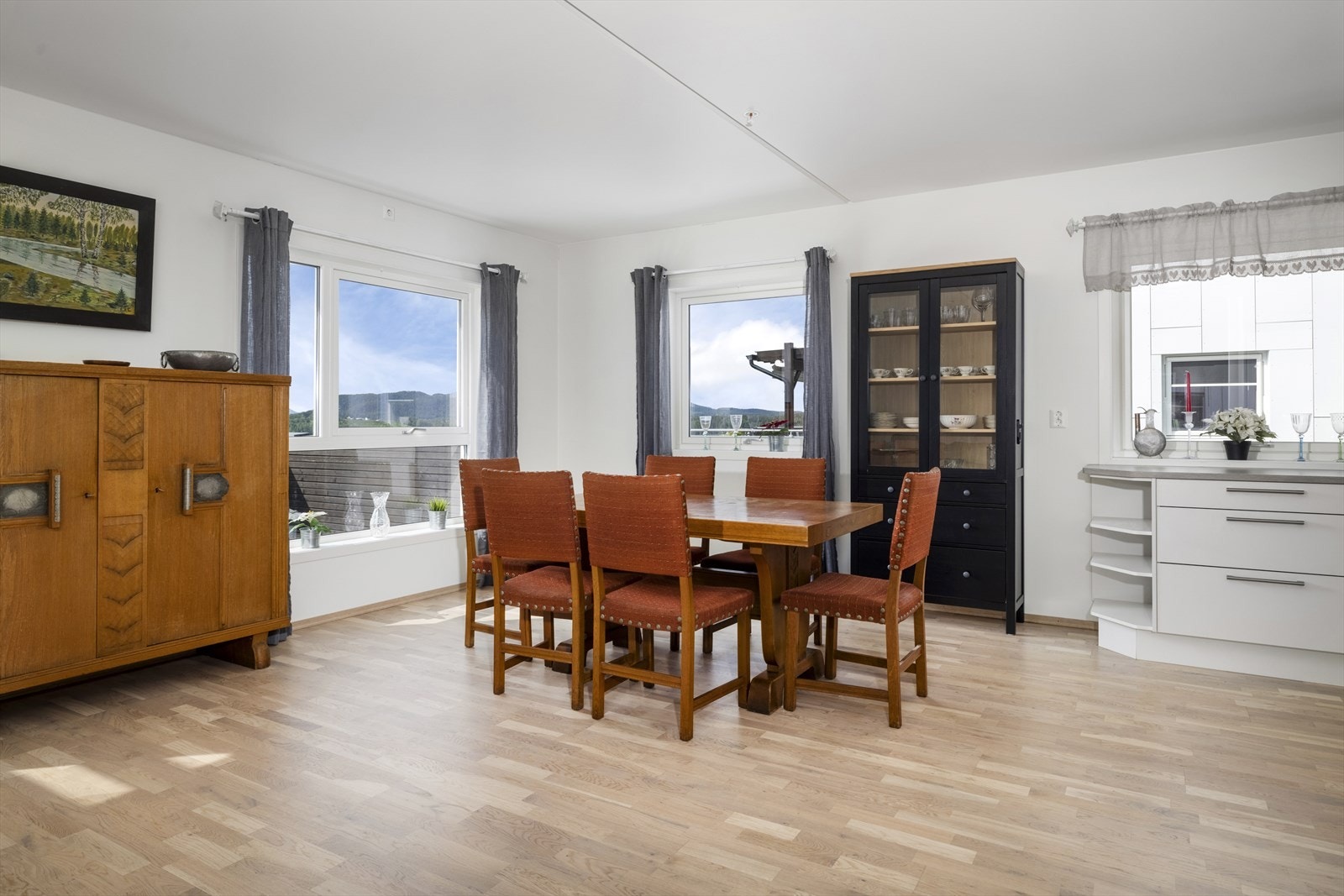 Oppvarming med vannbåren varme i gang, stue/kjøkken og wc/vaskerom. Galleribilde