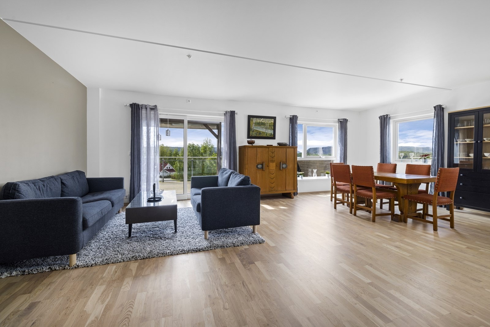 Romslig stue med store vinduer som gir mye naturlig lys inn. Galleribilde