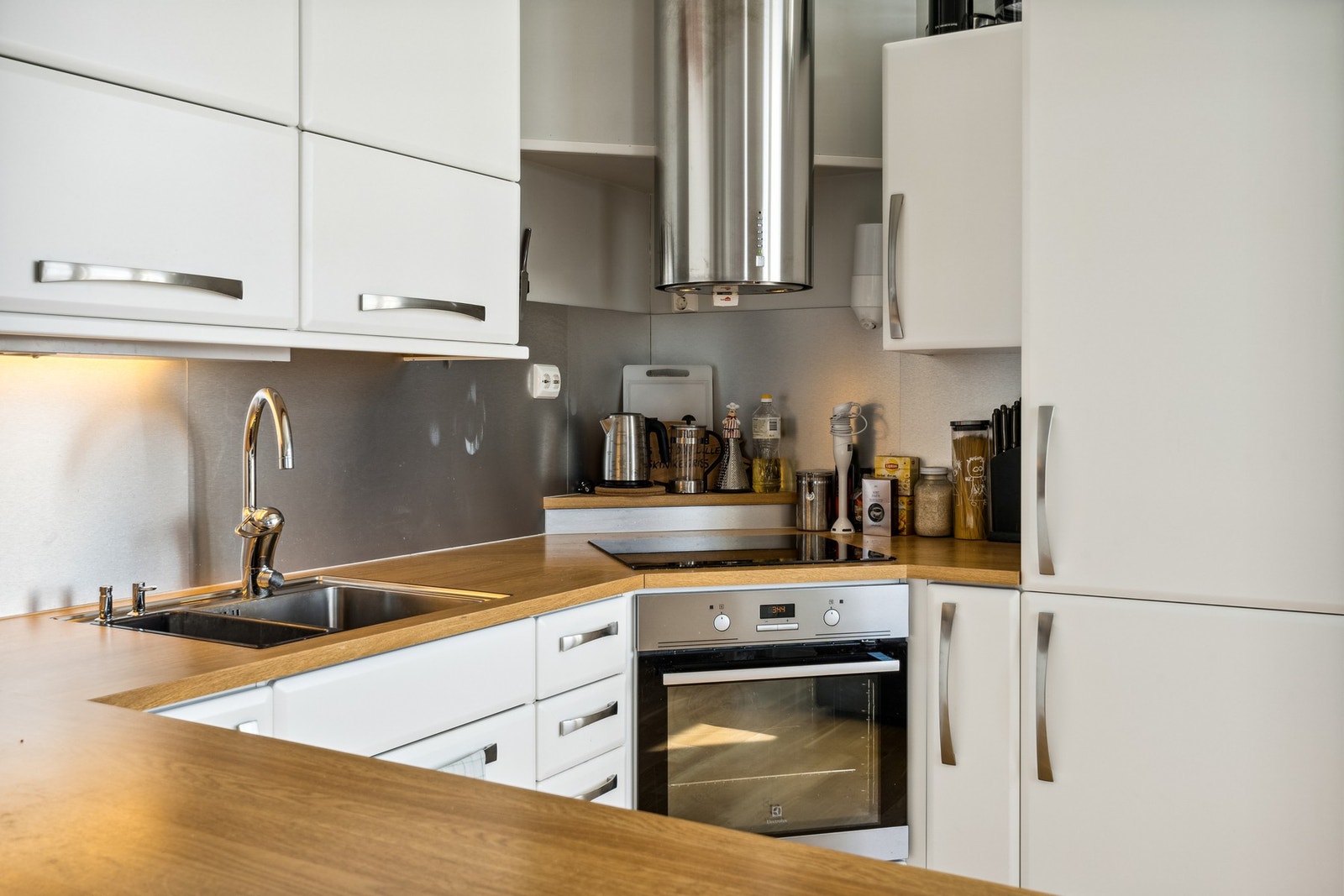 Pent brukt kjøkken med integrerte hvitevarer fra Electrolux Galleribilde