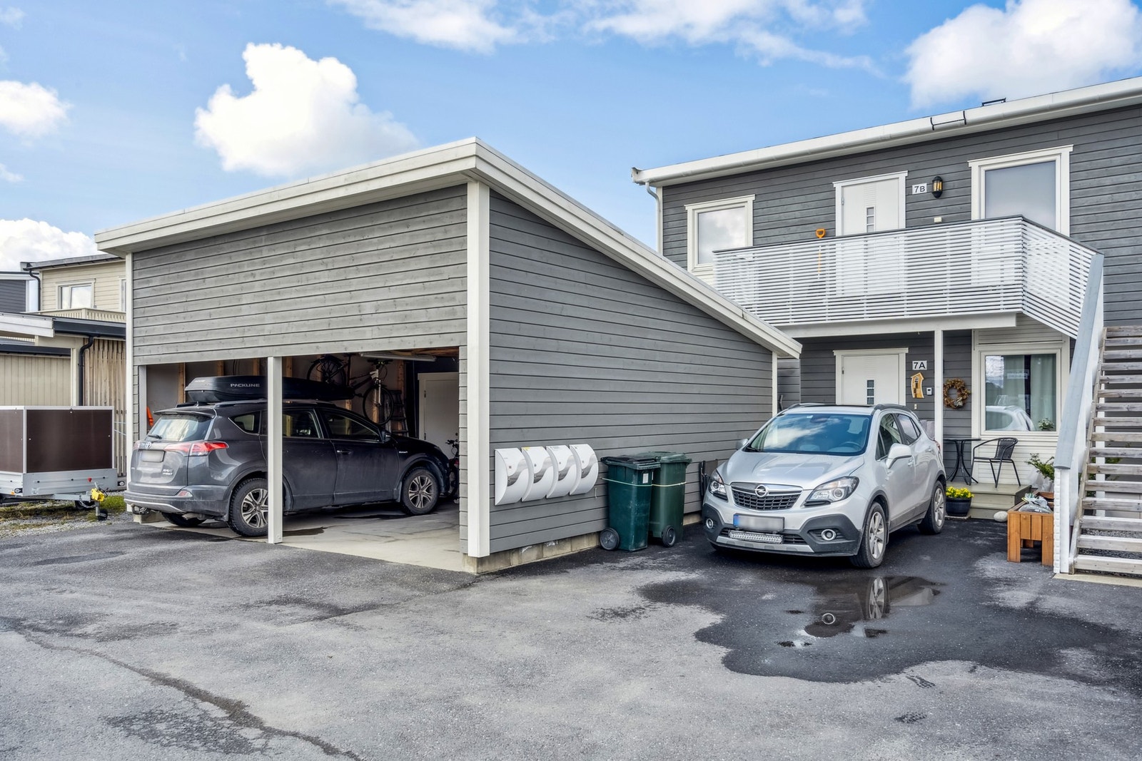 Andelen disponerer egen parkering i carport med tilhørende sportsbod Galleribilde