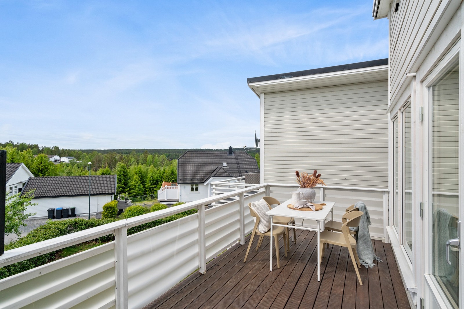 Veranda på ca. 20 kvm med luftig utsyn. Galleribilde