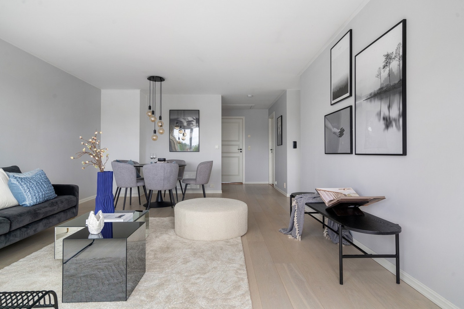 Stuen oppleves som lys og luftig. Nyere parkett fra 2019 og malt opp i tidsriktige farger. Galleribilde