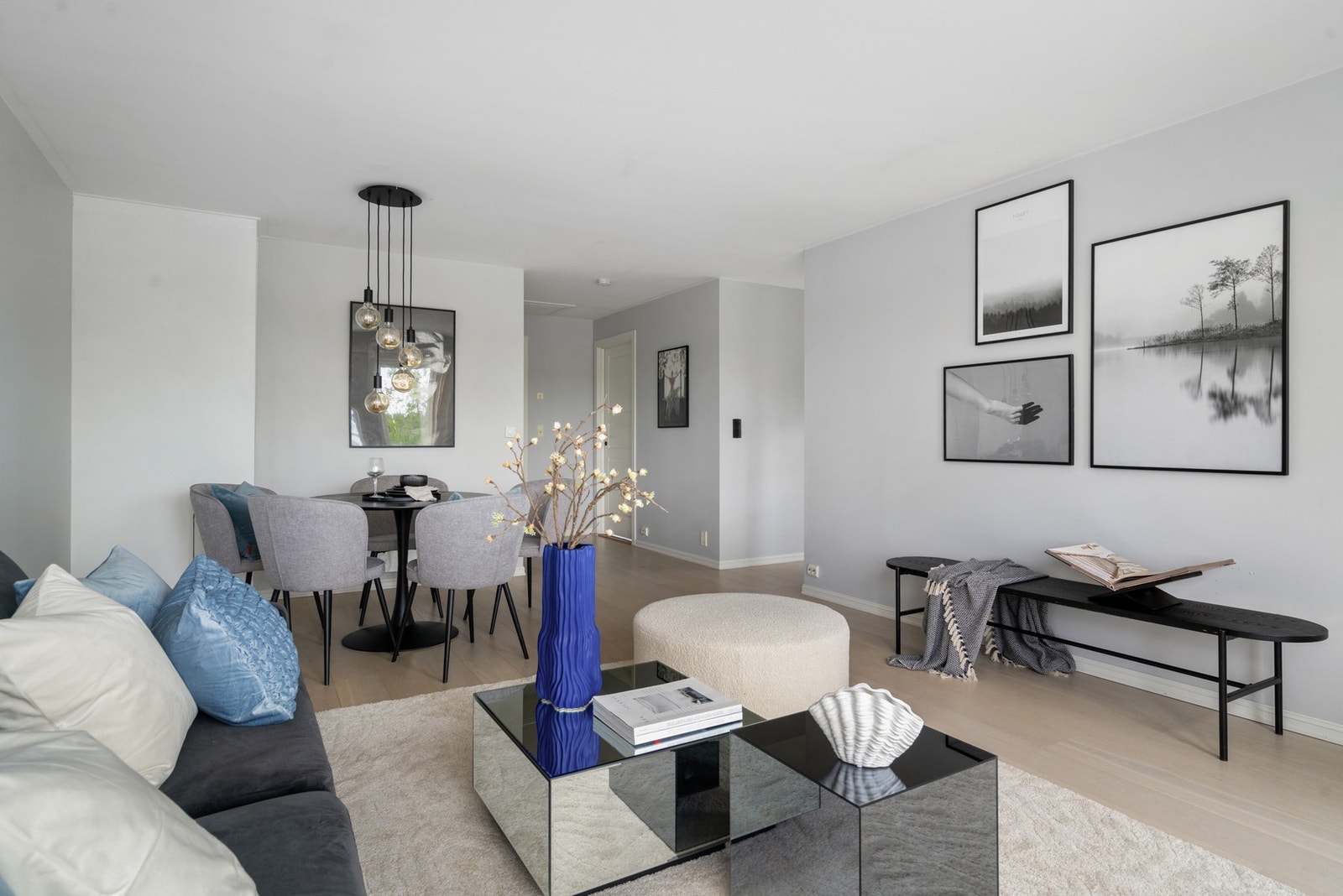 God plass til sofagruppe med tilhørende møblement og spisebord. Galleribilde