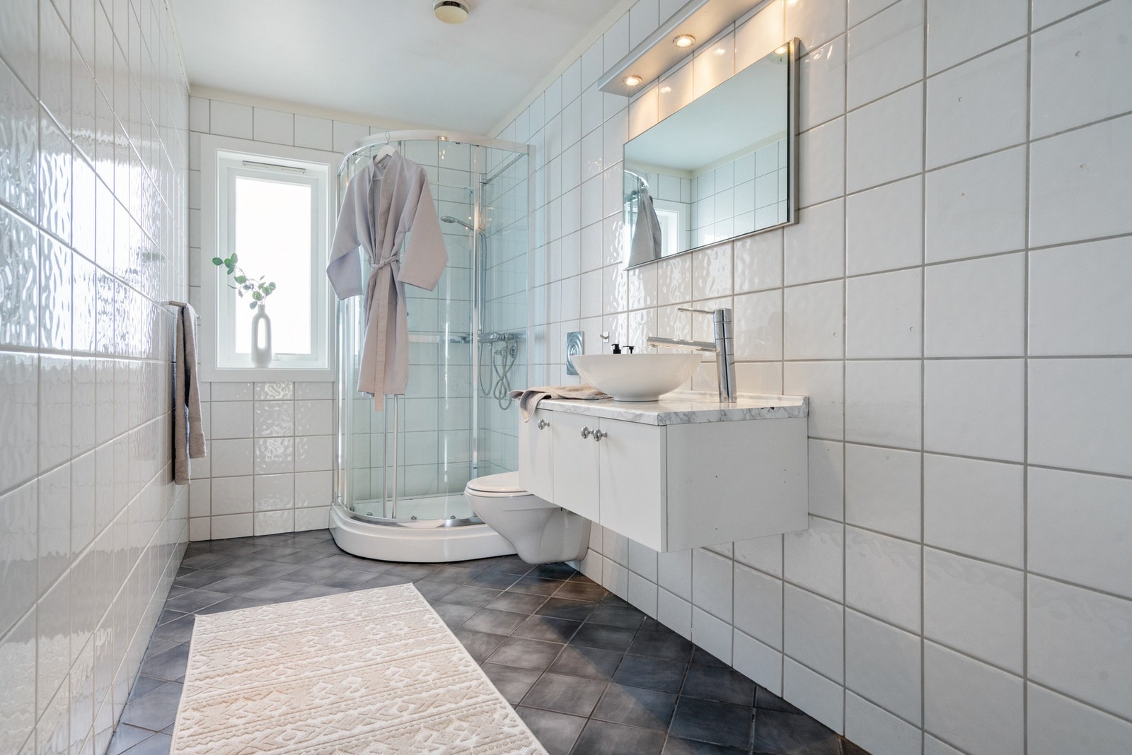 Flislagt bad med varme i gulv. Galleribilde