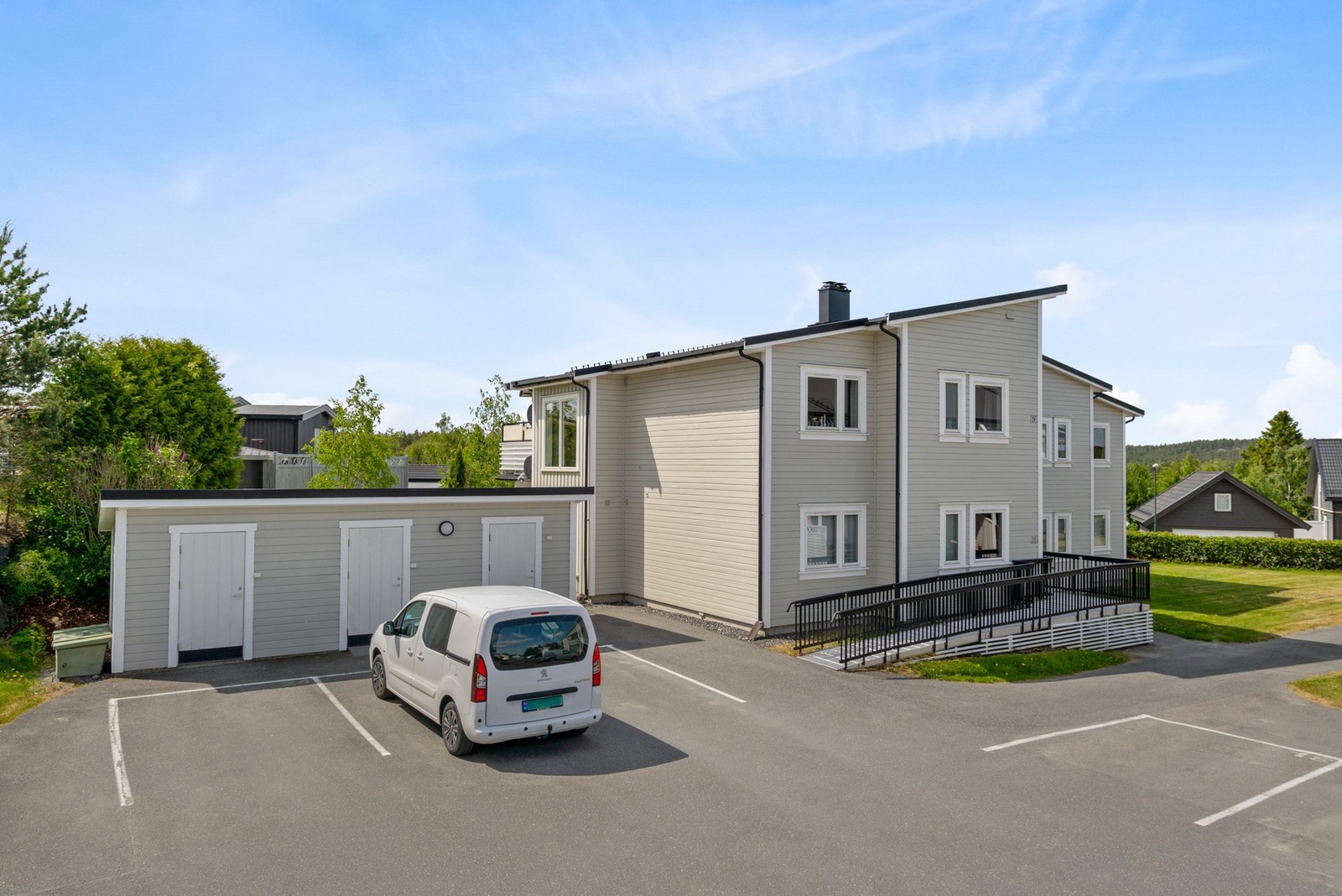 Det medfølger en biloppstillingsplass på sameiets tomt. Galleribilde