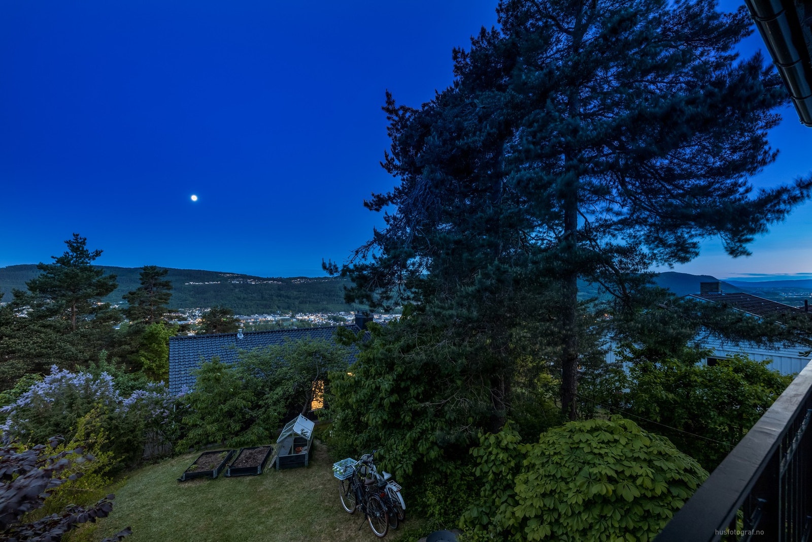 Skjermet og hyggelig balkong, med fin utsikt og gode solforhold Galleribilde