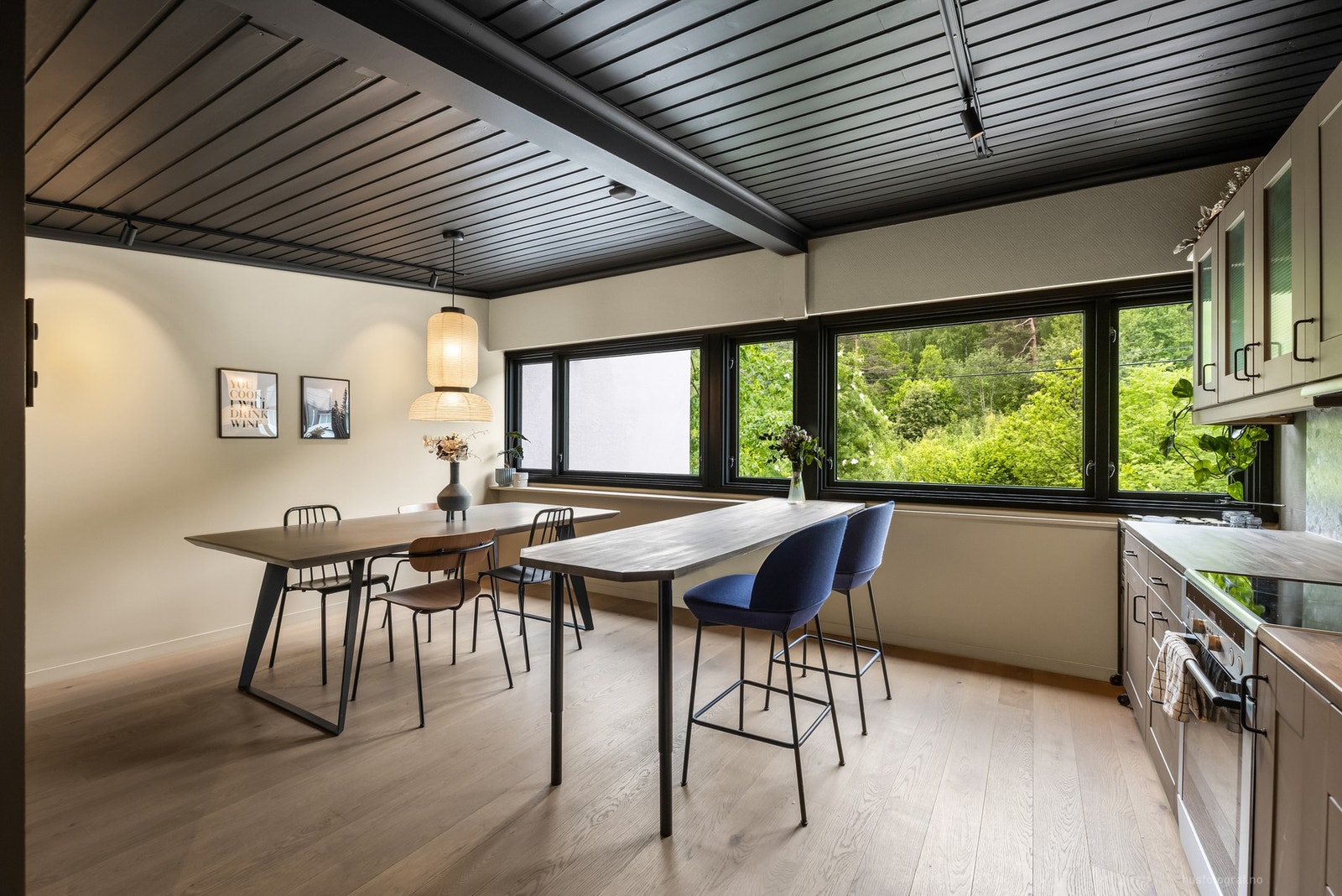 En luftig spiseplass, samtidig som det er et praktisk avlastningsbord. Galleribilde