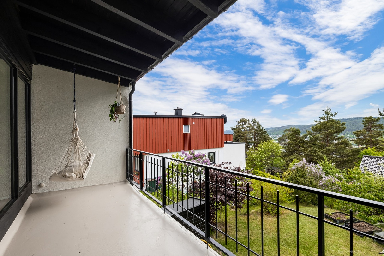 Har sitter du med overbygget terrasse, skjermet og hyggelig. Galleribilde