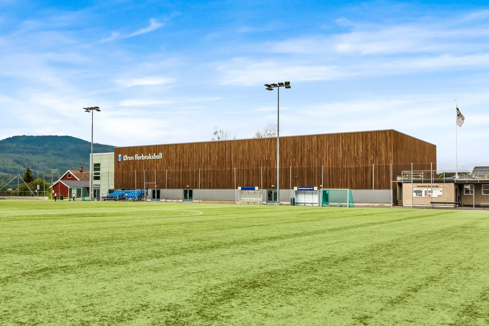Øren Flerbrukshall og kunstgressbane i nærområdet. Galleribilde