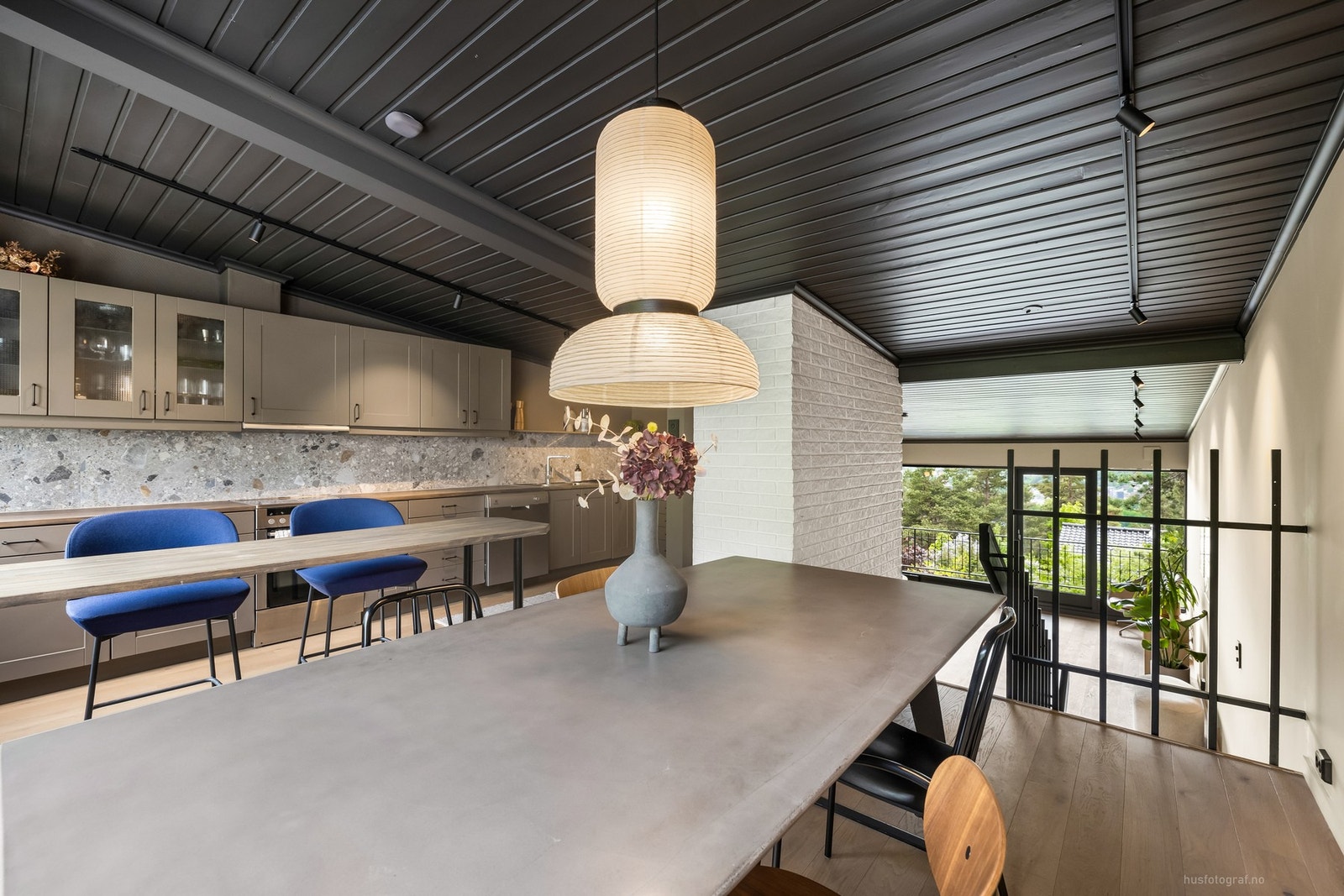 Kjøkkenet med lett tilgang fra stue. Galleribilde