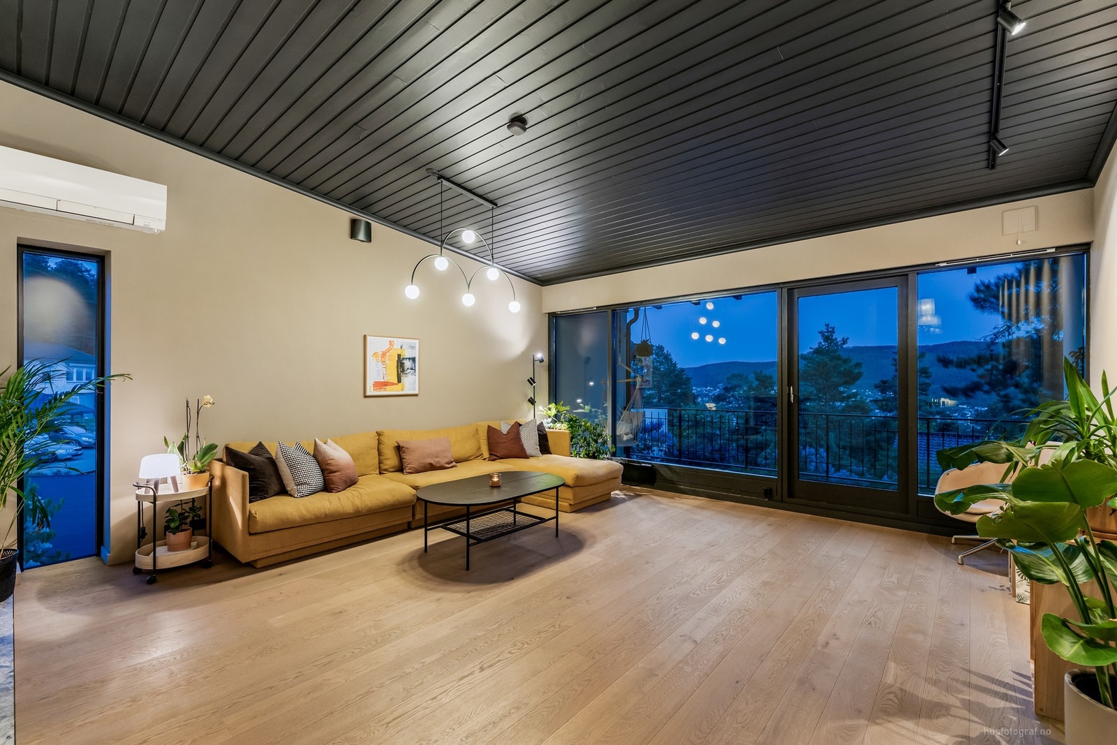 En luftig stueløsning med ekstra god takhøyde. Galleribilde