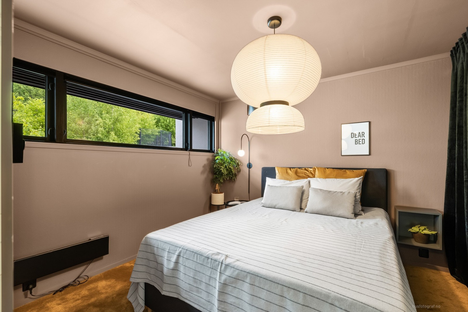 Soverom 1 med god plass til dobbeltseng. Galleribilde