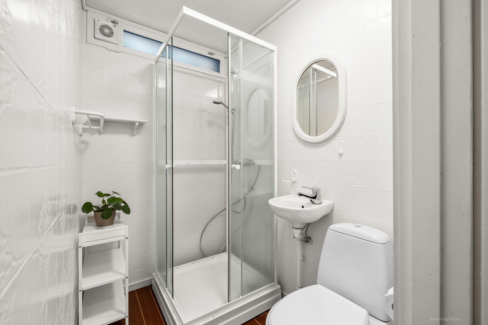 Bad 2 med toalett, dusjkabinett og servant Galleribilde