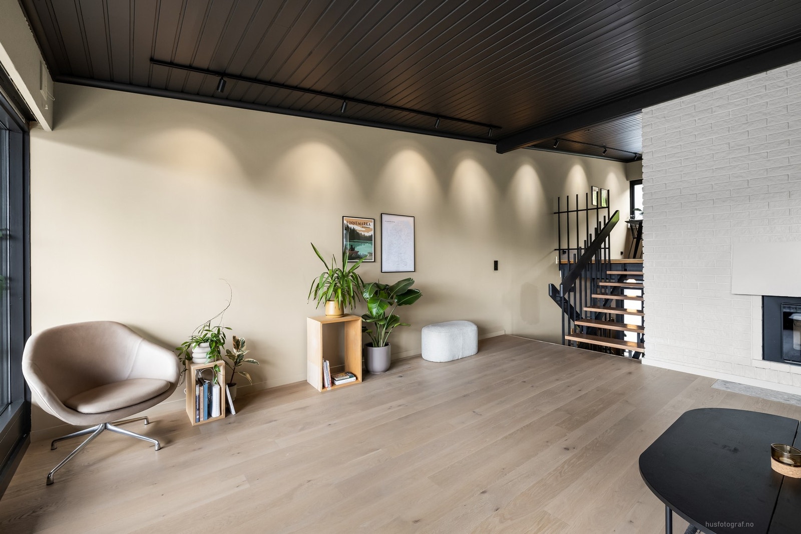 Stua er oppusset med nye gulv og malte overflater. Galleribilde