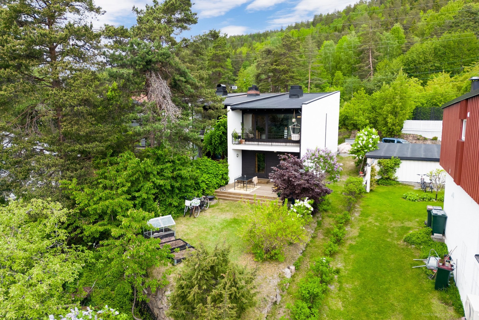 Her har du flotte uteplasser, og herlig hage. Galleribilde