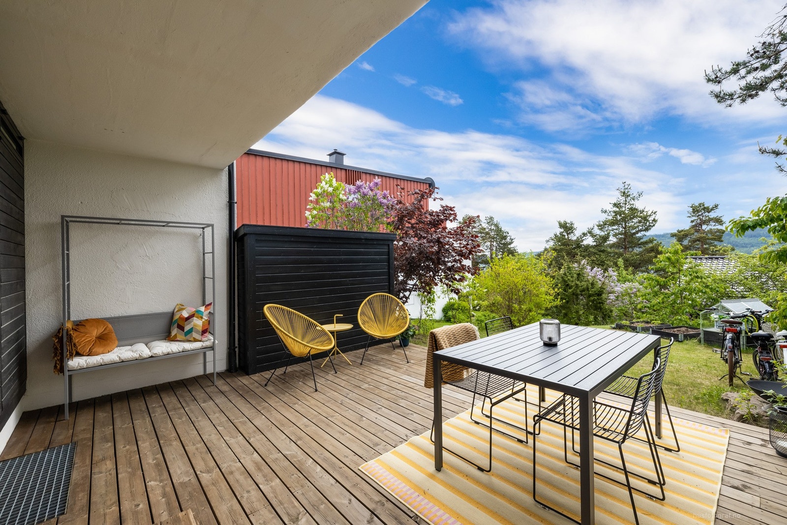 Stor terrasse med god plass til sittegruppe og grill. Galleribilde