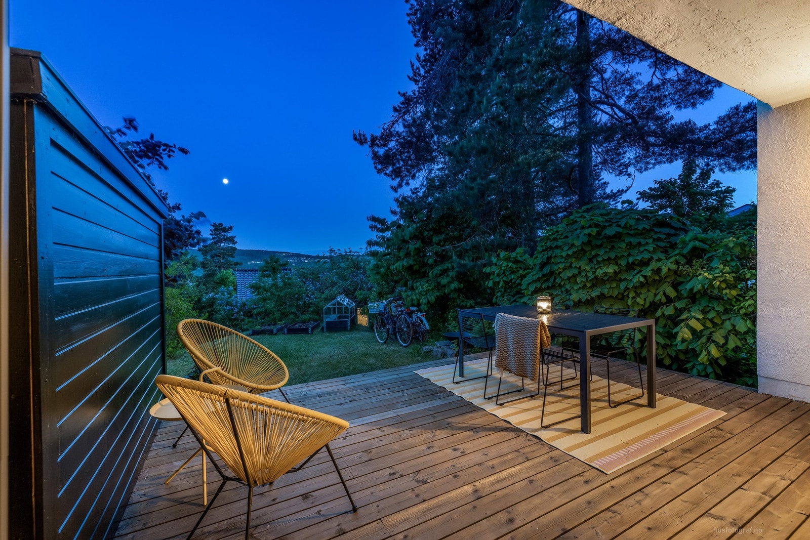 Stemningsbilde kvelden, her sitter du med delvis overbygg, skjermet og hyggelig. Galleribilde