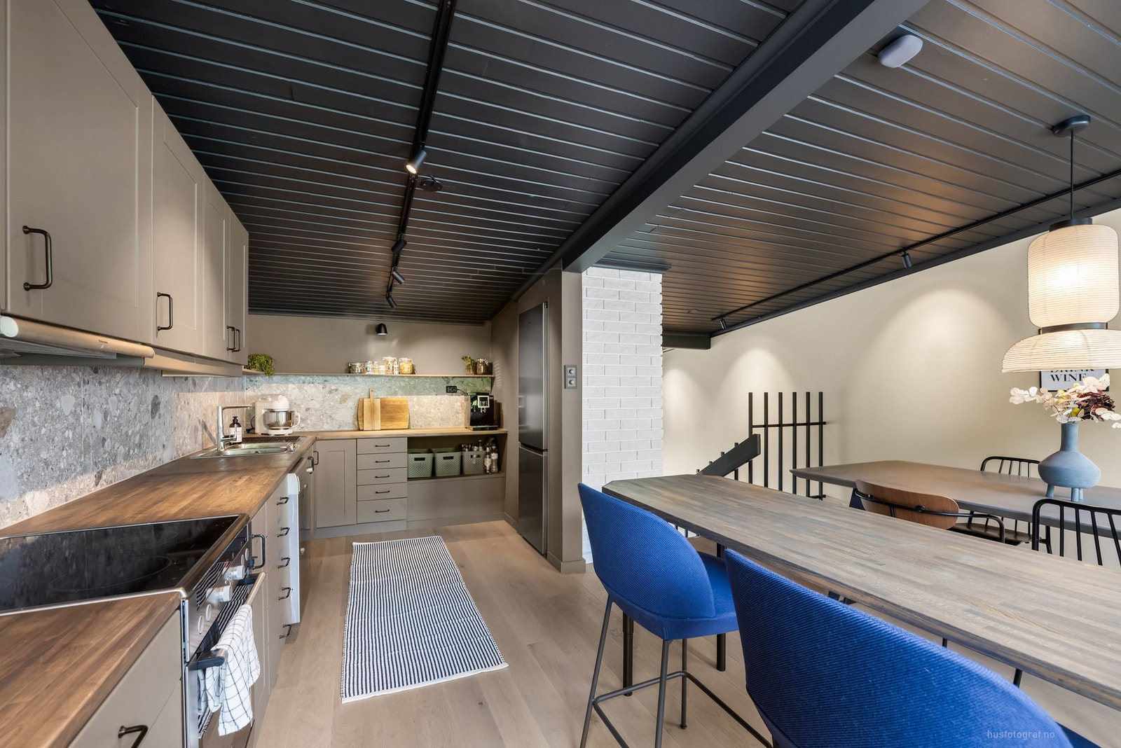 Kjøkkenet har godt med skapplass og oppbevaringsplass. Galleribilde