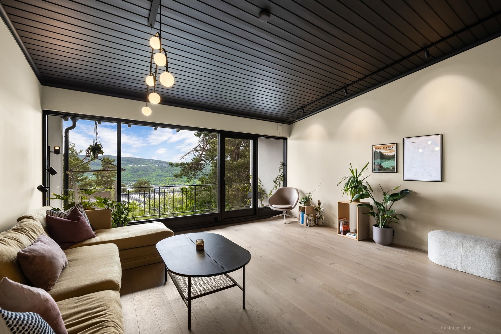 Stua har god plass til både sittegruppe og TV Galleribilde