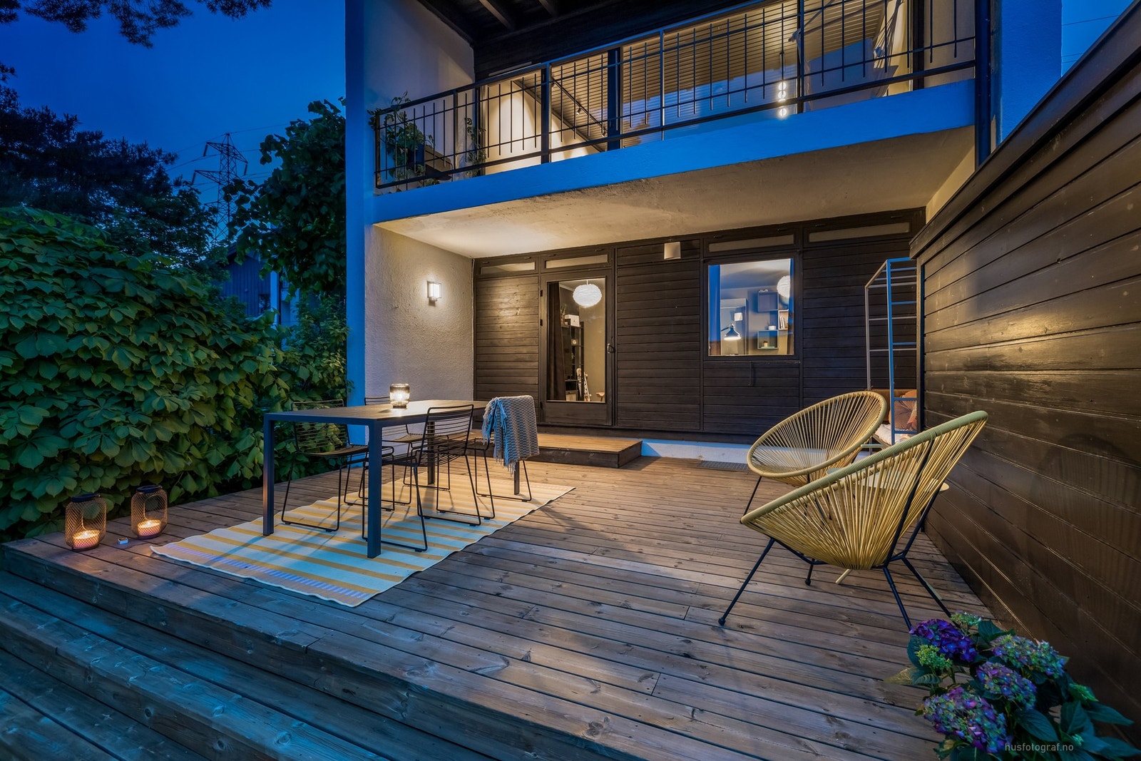 Stor og idyllisk uteplass. Galleribilde