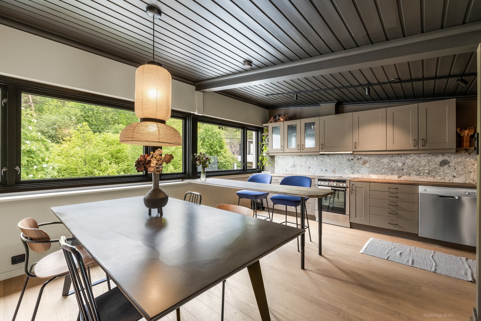 Her er det plass til et stort spisebord, med plass til hele familien. Galleribilde