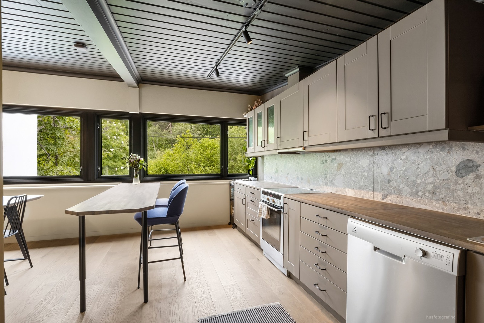 Boligen har flott gjennomlys fra stue og kjøkken. Galleribilde