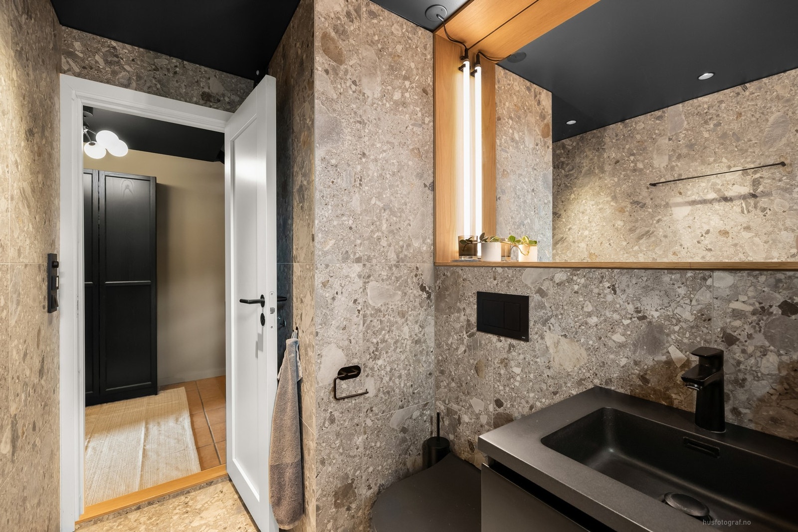 Badet inneholder dusjhjørne, toalett og servant med underskap. Galleribilde