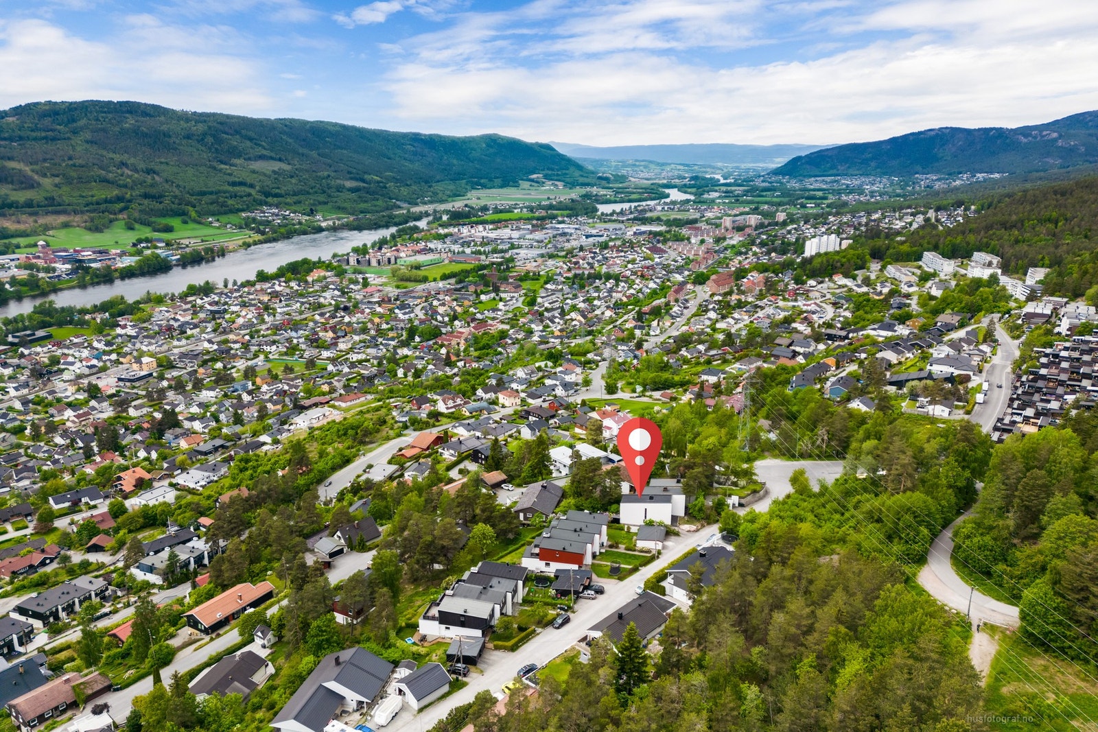 Det er heller ikke lang vei til offentlig transport, matbutikk, skole mv. Galleribilde