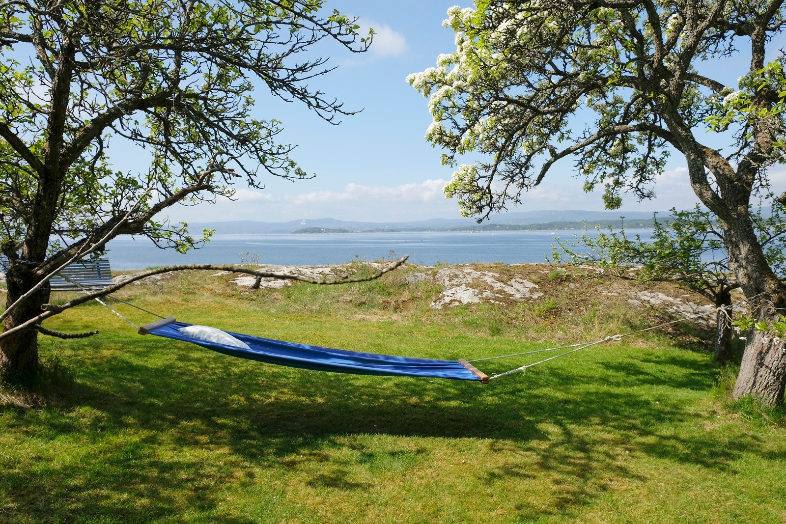 Det er sol på eiendommen fra tidlig morgen til sen kveld. (Ca. kl. 22.30 midtsommers). Galleribilde