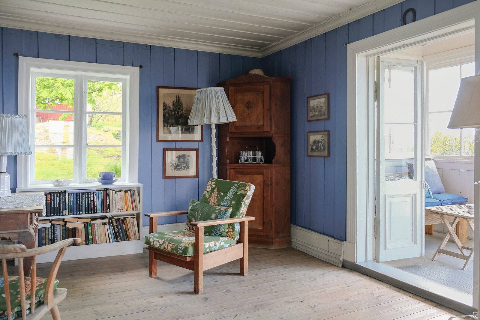 Originale tregulv og malt panel på veggene er bevart. Galleribilde