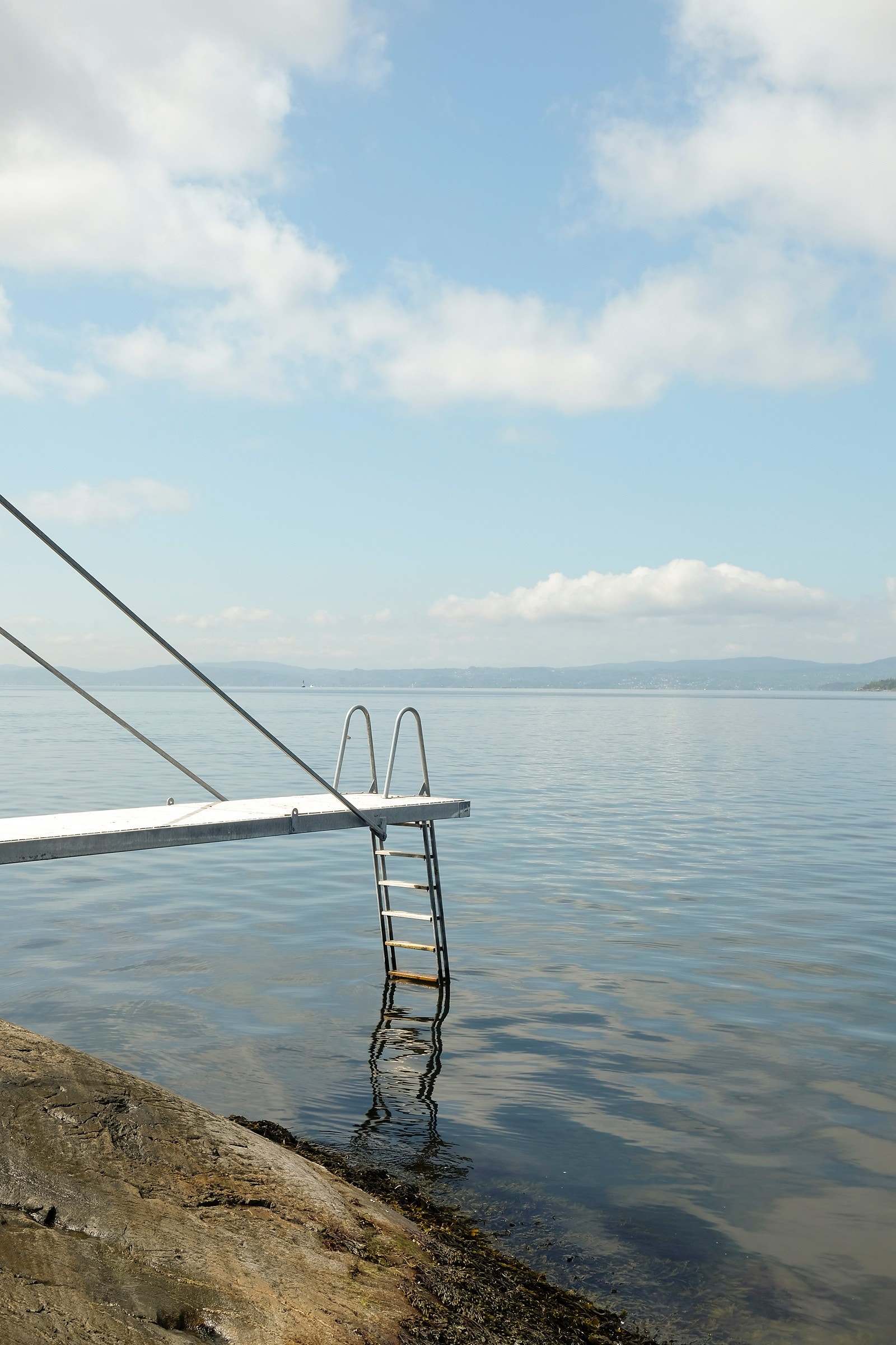 Praktisk Tønsbergbrygge med badetrapp. Galleribilde