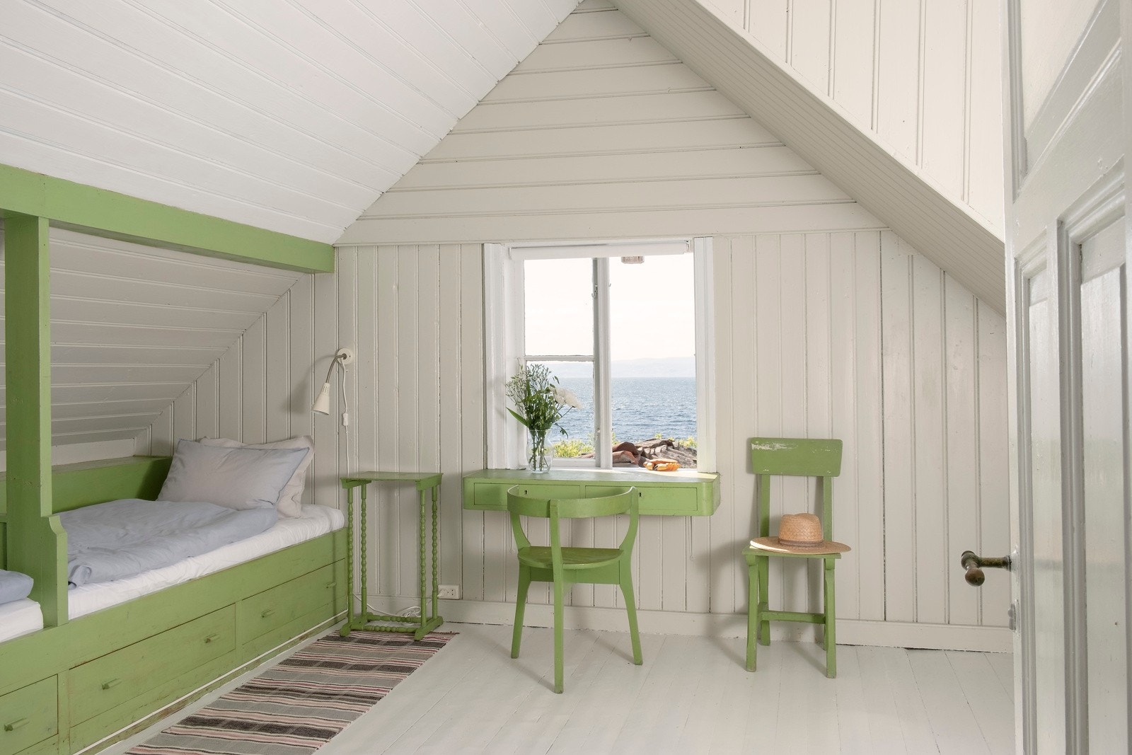 Soverom i annen etasje med innebygde senger i skråtaket. Galleribilde