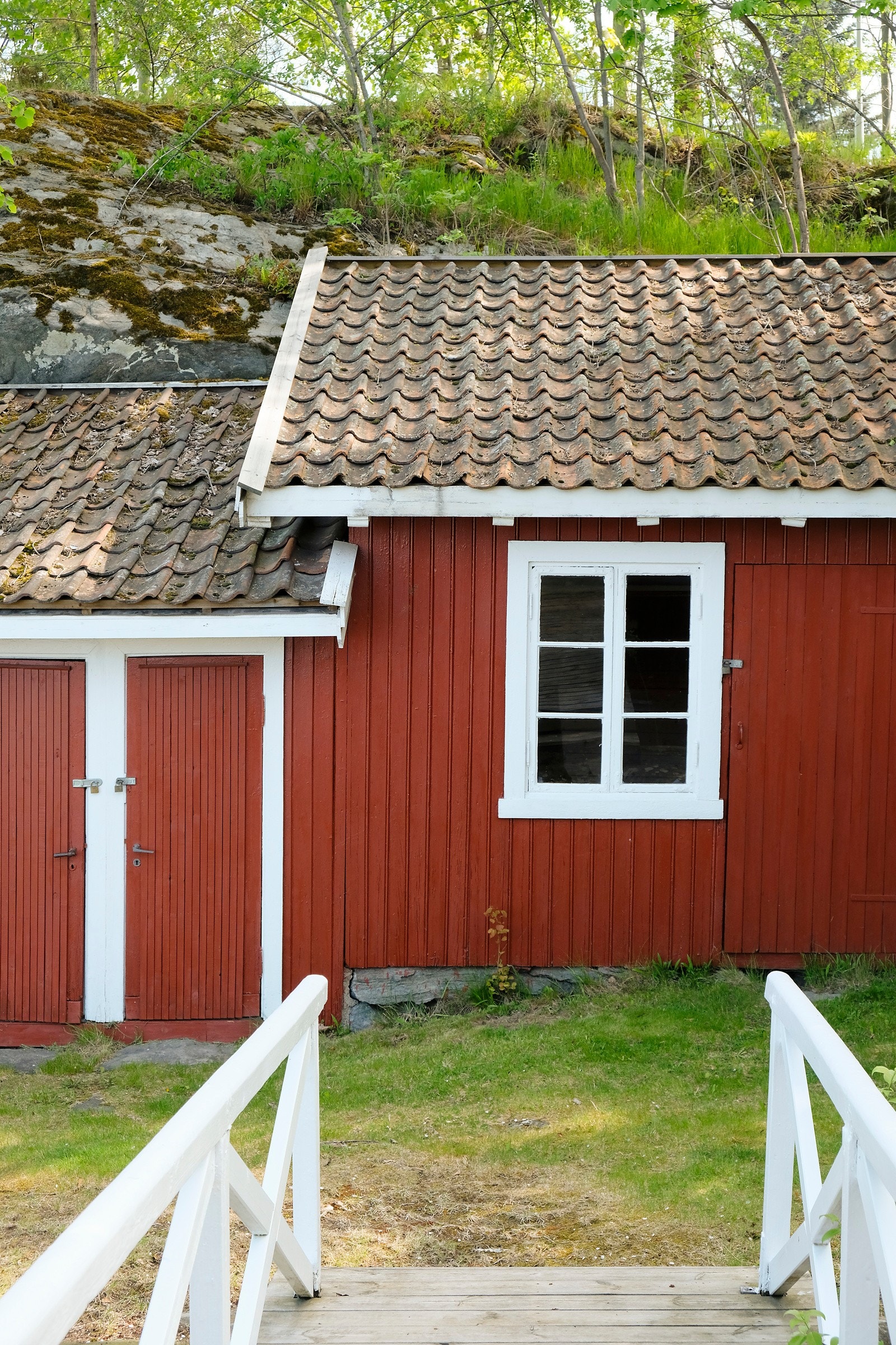Lite uthus med vedskjul, lagerplass og utedo.Her er også et rom (benevnt som bod på plantegning) som har vært benyttet som soverom. Galleribilde