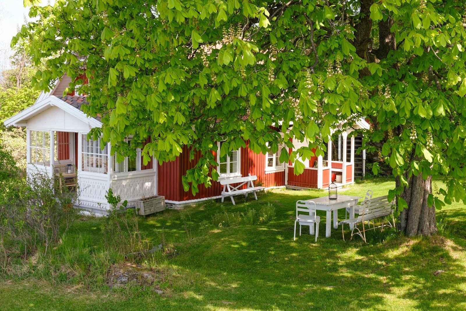 Eiendommen tre bygninger, hovedhus, uthus og anneks. (Ca 130 kvm gulvflate tilsammen) Galleribilde