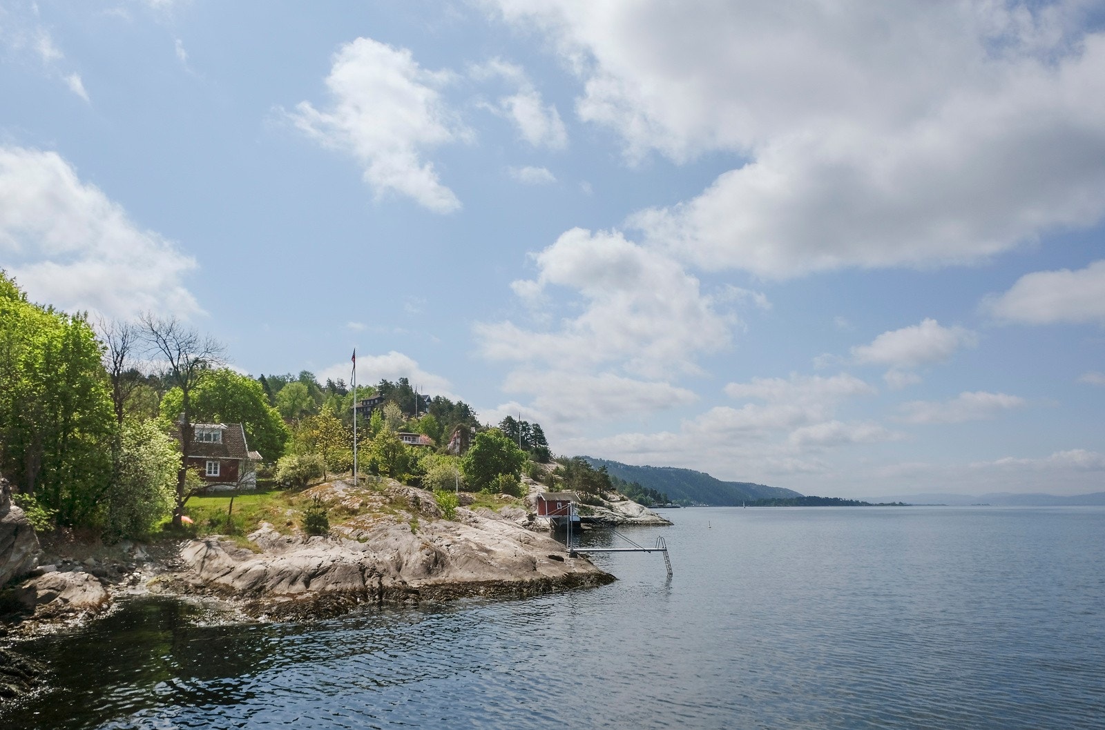 4,6 mål egen odde, lang strandlinje, Tønsbergbrygge og en liten lun vik der båten kan tas i land. Galleribilde