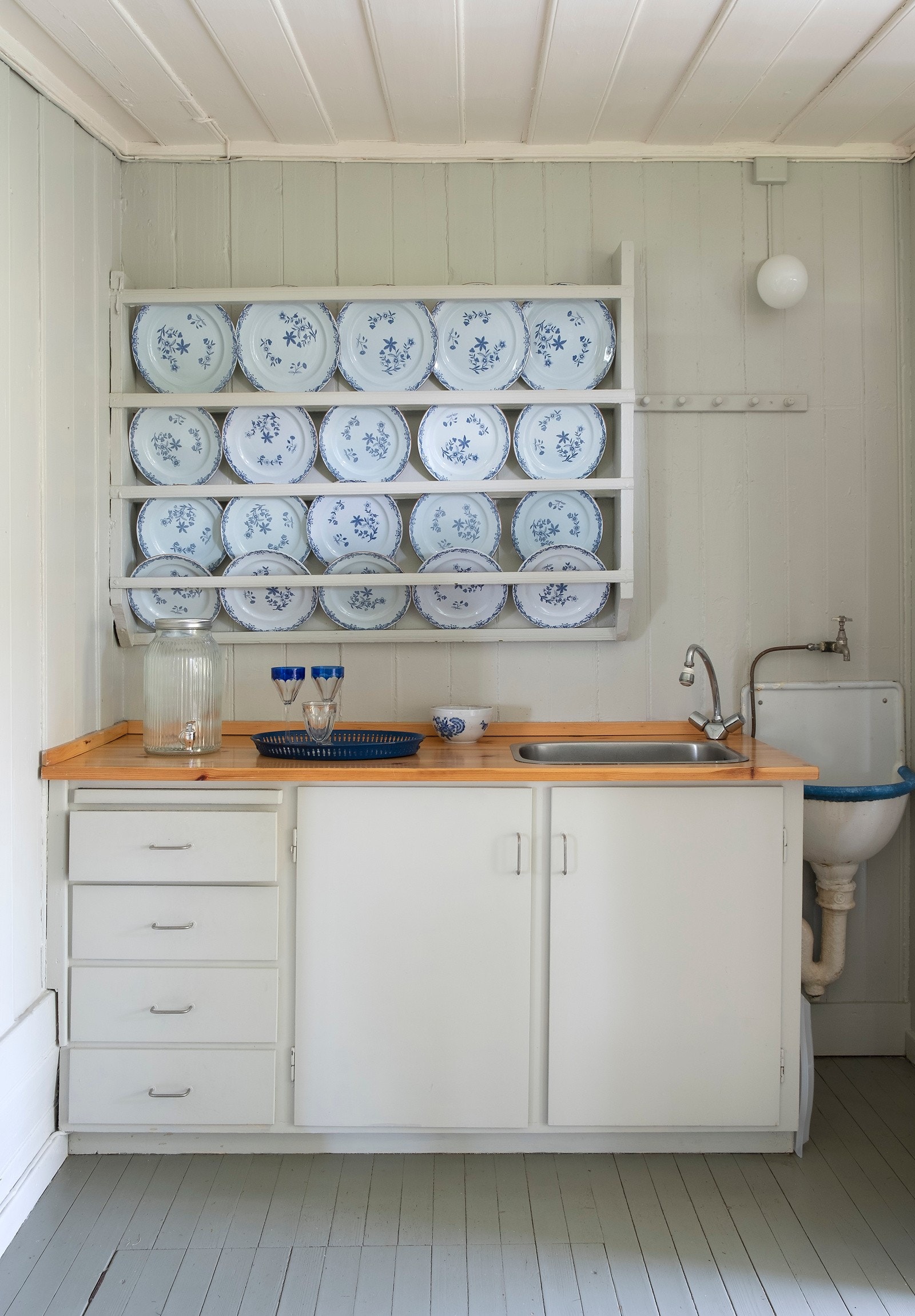 Enkel kjøkkeninnredning med sommervann (ikke god kvalitet iht. eier). Galleribilde