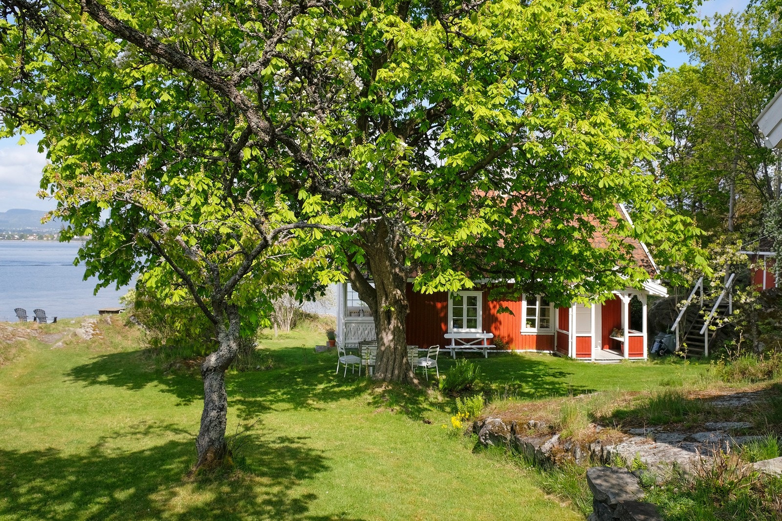 "Hesteløkkka" ca 4,7 mål sommerparadis hvor bygninger og uteplasser er tilpasset terrenget; godt skjermet for vind og vær av fjellknauser og vegetasjon. Galleribilde