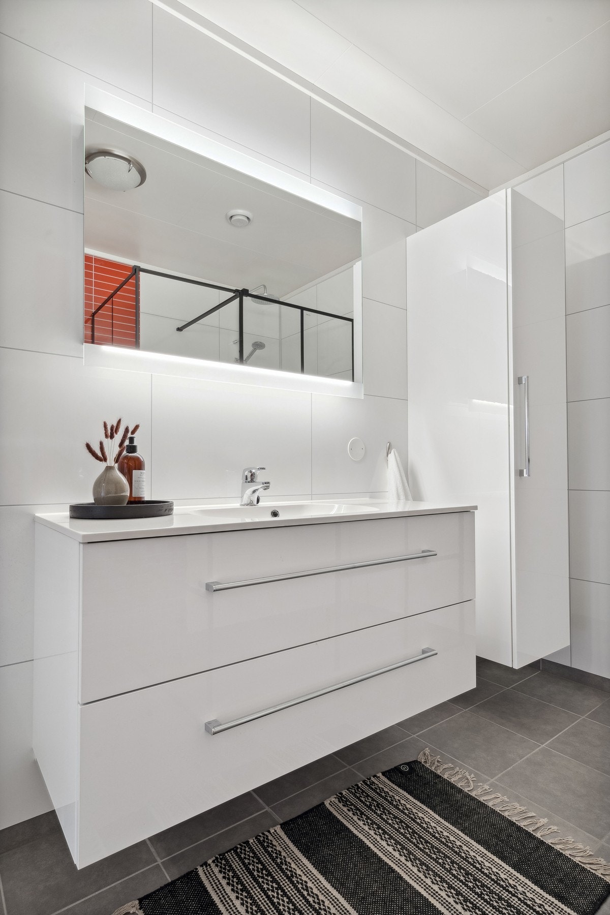 Delikat bad med god lagringsplass i innredning og høyskap. Galleribilde