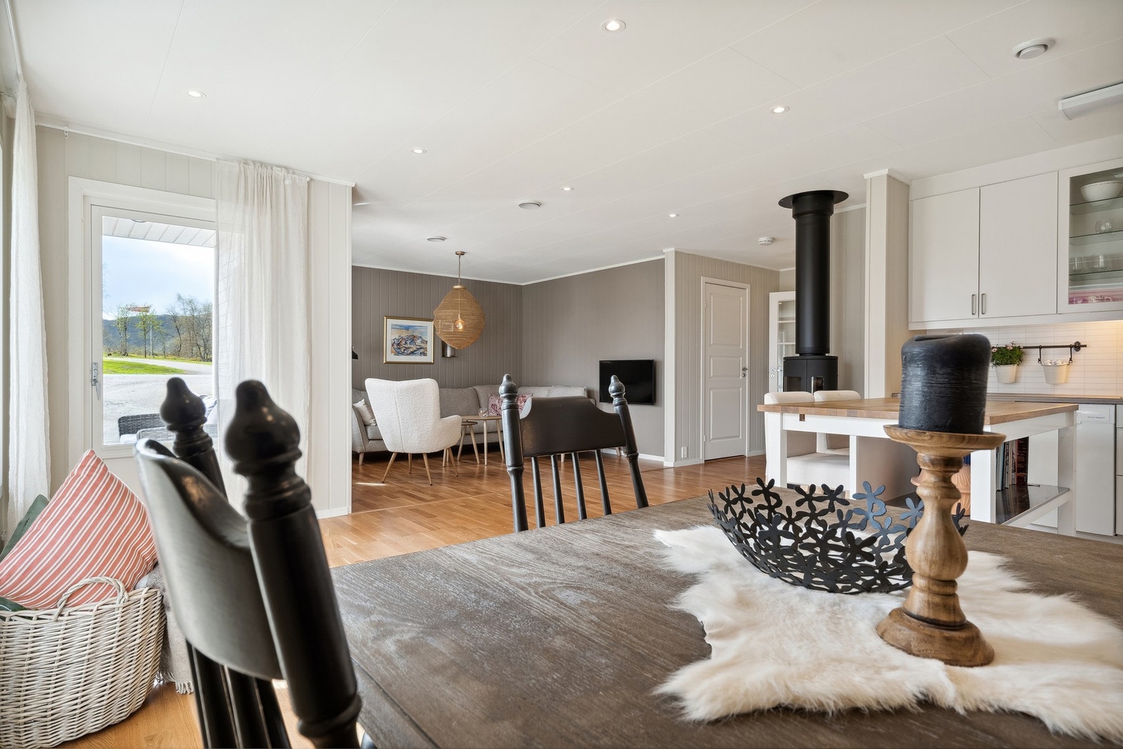 Stuen kan enkelt møbleres i flere soner. Galleribilde