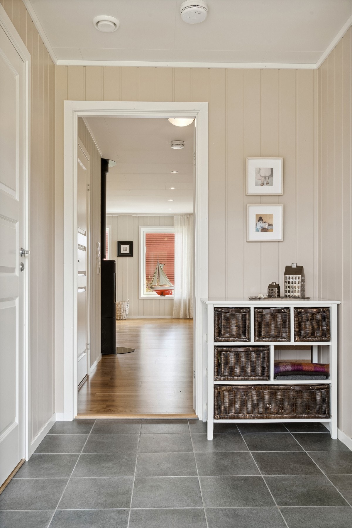 Entréen har flisbelagt gulv med varmekabler. Soverommene ligger til høyre og venstre i bildet. Galleribilde