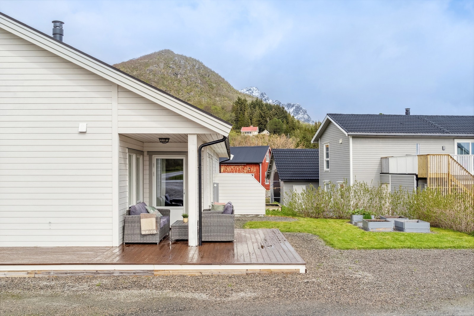 Terrassen strekker seg rundt deler av boligen, så her kan du følge sola i timevis. Galleribilde