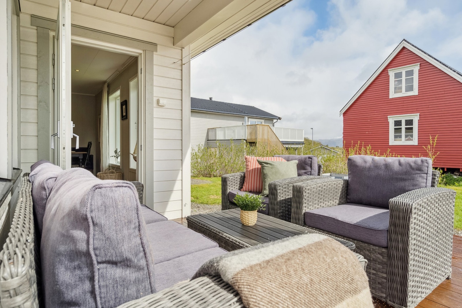 Delvis overbygget terrasse hvor du kan nyte fine sommerdager utendørs. Galleribilde