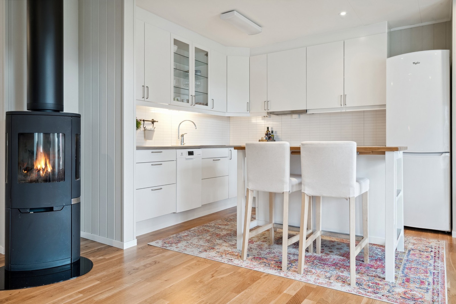 Klassisk kjøkkeninnredningen fra kvalitetsmerke Sigdal. Benkeplate i heltre. Galleribilde