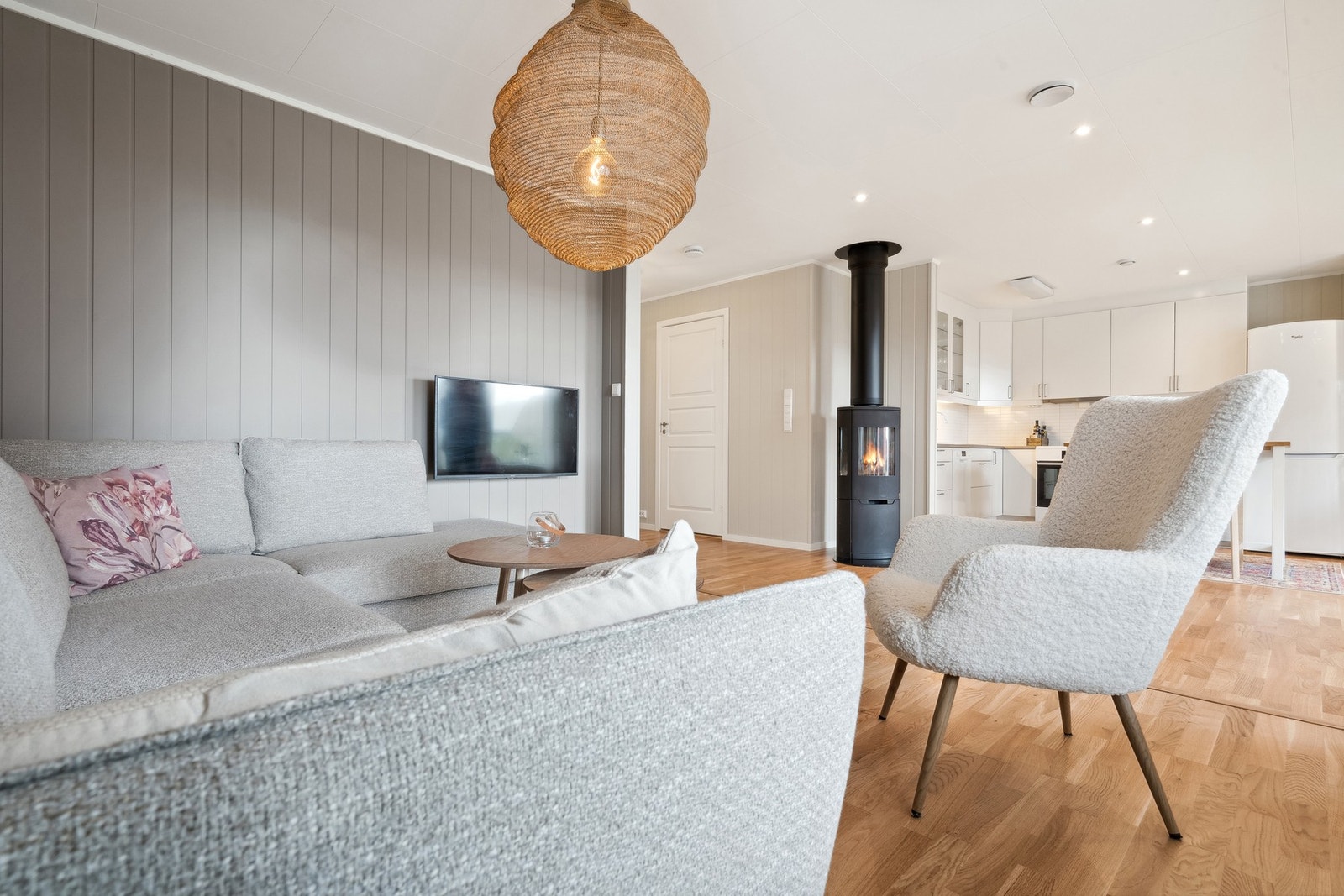 Det er parkett på gulv og utstrakt bruk av downlights i himling. Galleribilde