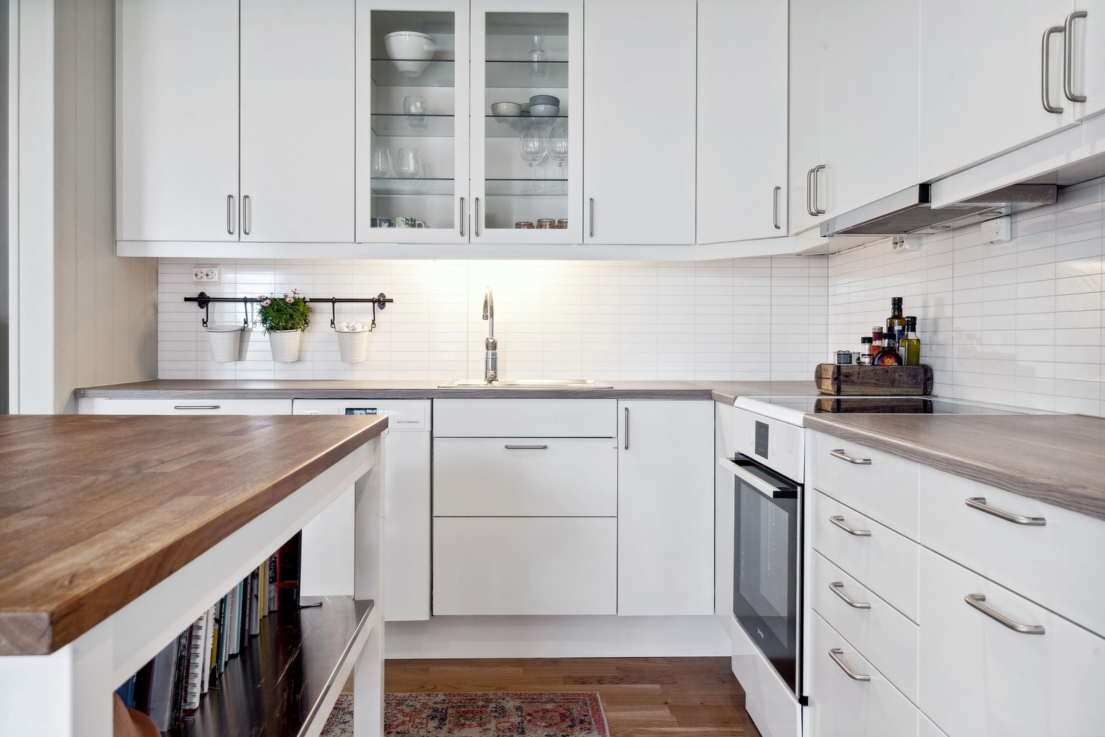 Frittstående hvitevarer som oppvaskmaskin, stekeovn/induksjonstopp og kjøl/fryseskap medfølger i salget. Galleribilde