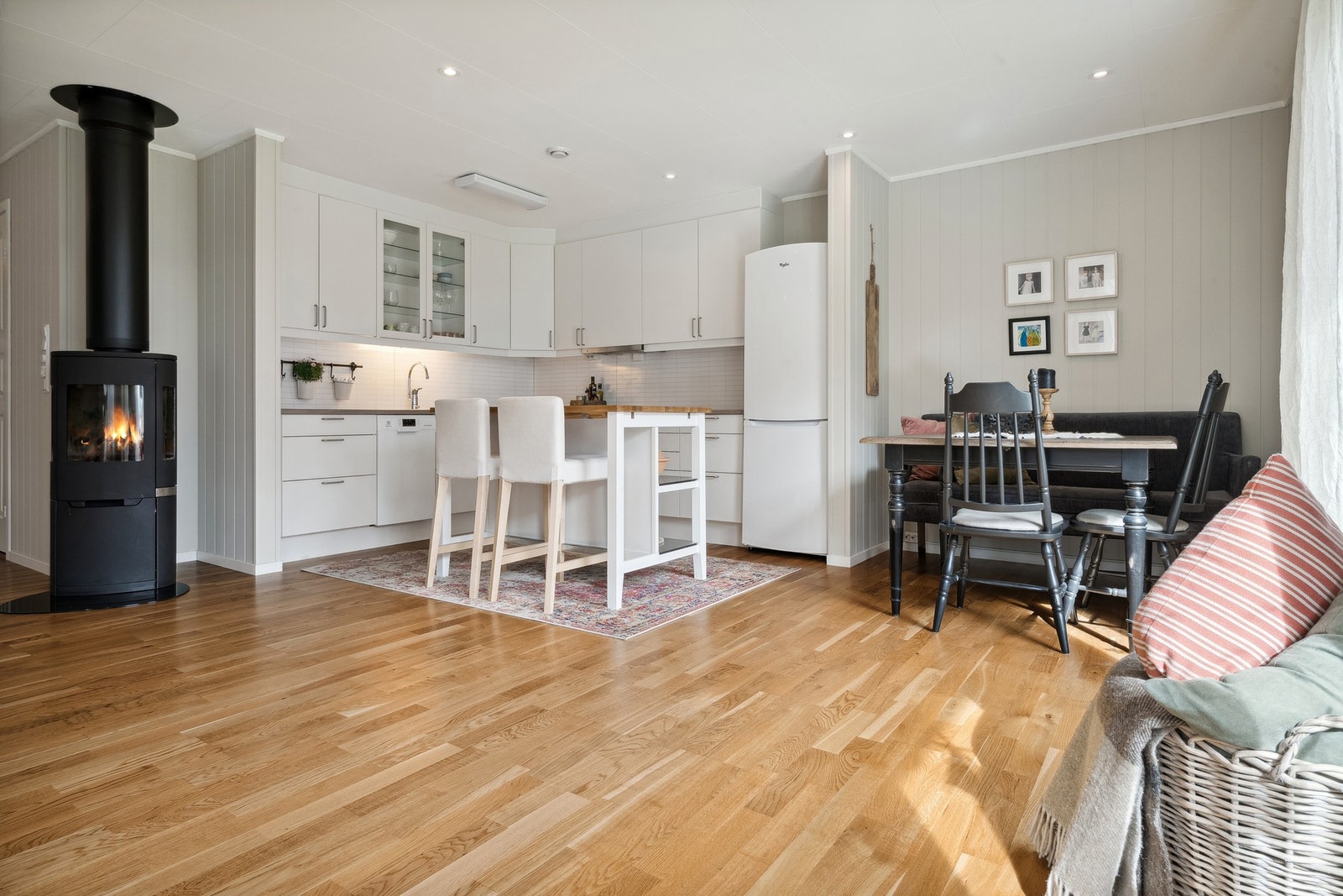 Rommet er malt opp i tidsriktige farger. Galleribilde