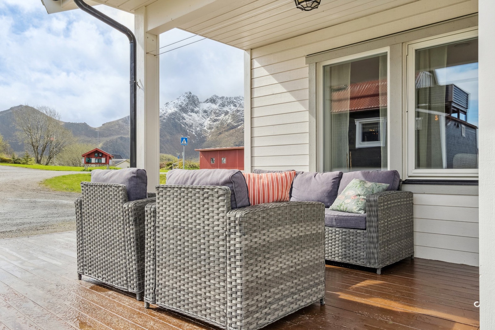 Fra terrassen ser du mot den alpine fjellrekka over Stamsund. Galleribilde