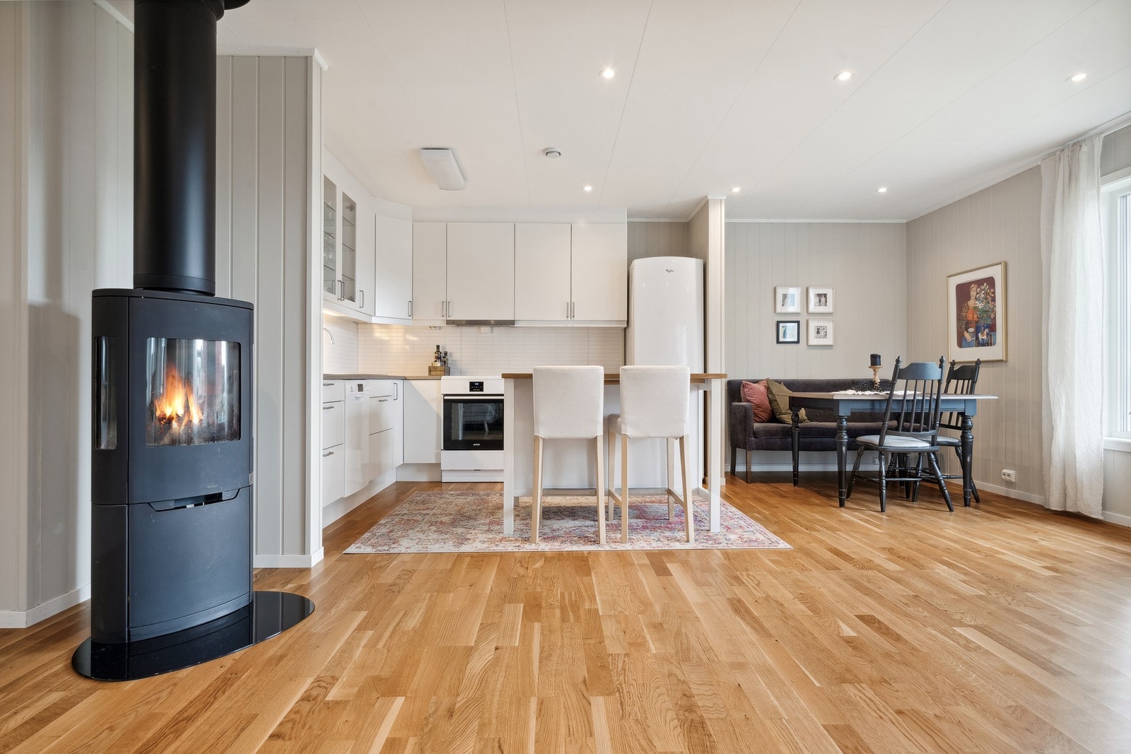 Åpen stue/kjøkken løsning. Galleribilde